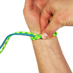 Two color cobra weave paracord bracelet step 5